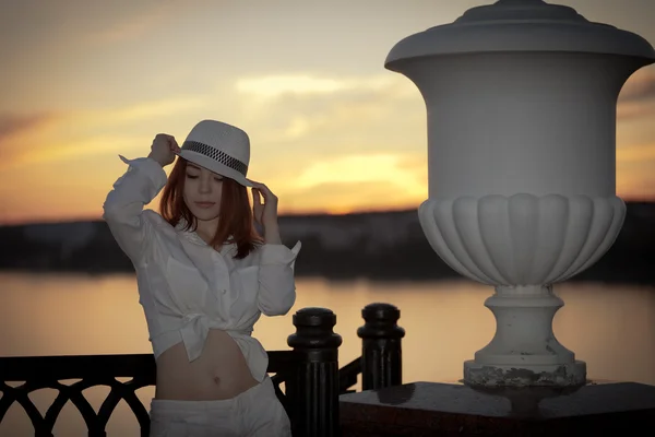 Giovane ragazza in camicia bianca e cappello — Foto Stock