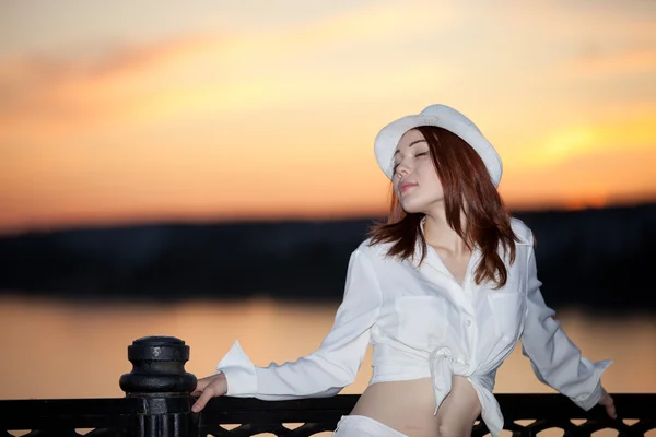 Chica joven en una camisa blanca y sombrero —  Fotos de Stock