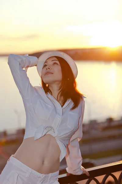 Chica joven en una camisa blanca y sombrero —  Fotos de Stock