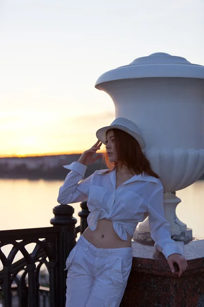 Молодая девушка в белой рубашке и шляпе — стоковое фото