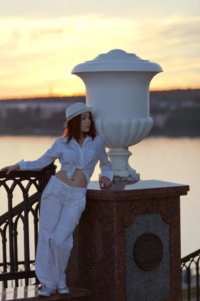 Молодая девушка в белой рубашке и шляпе — стоковое фото