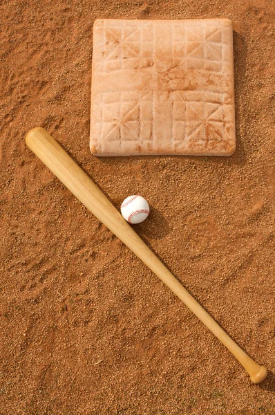 Baseball & Bat near Base — Stock Photo, Image