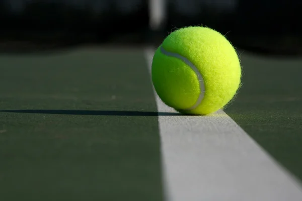 Теннисный мяч изолирован на корте — стоковое фото