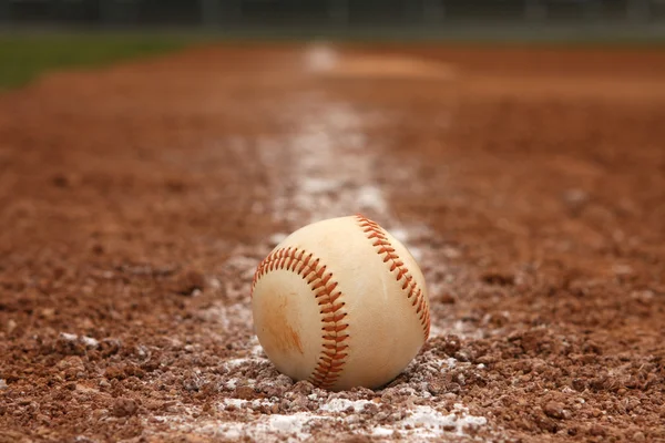 Beisebol na linha de giz — Fotografia de Stock