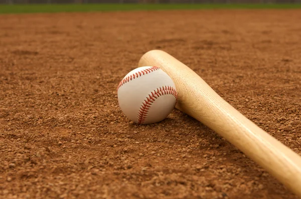 棒球与蝙蝠 — 图库照片
