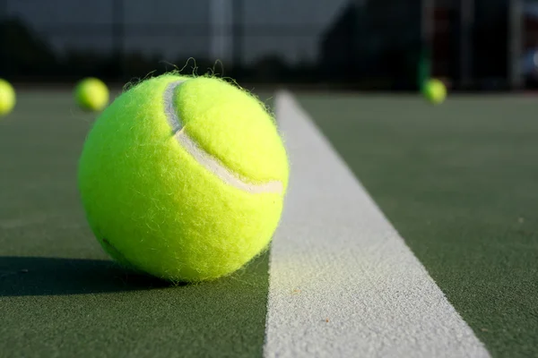 Тенісні м'ячі на корті — стокове фото