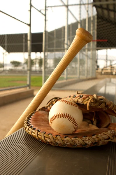 Basebollträ och handske i dugout — Stockfoto
