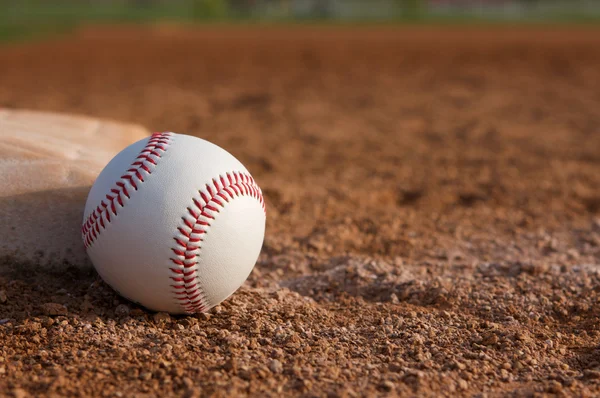 Honkbal in de buurt van een base — Stockfoto