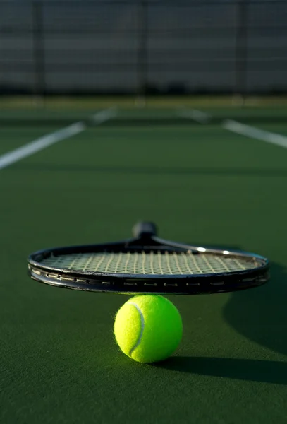 テニスボールとラケット — ストック写真
