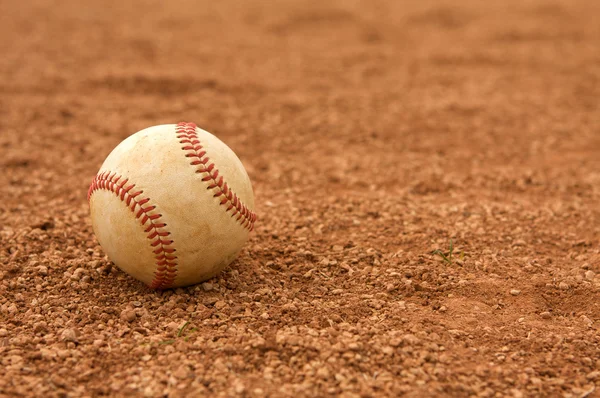 Beysbol üzerinde kir — Stok fotoğraf