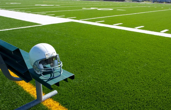 American Football Helmet på benken – stockfoto