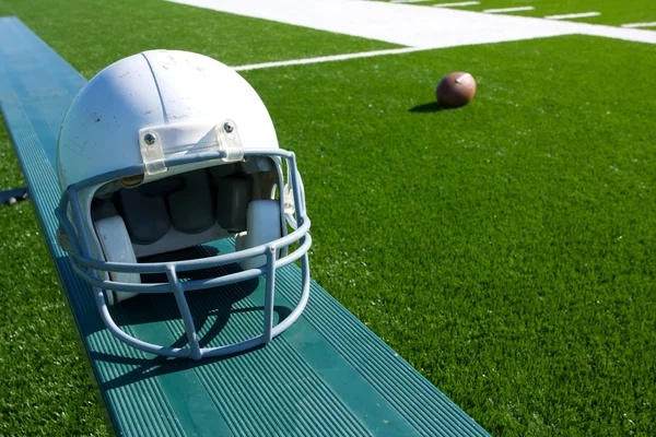 Americký fotbal helmu na lavičce — Stock fotografie