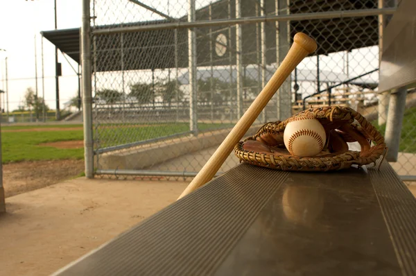 Bate de béisbol y guante en el Dugout —  Fotos de Stock