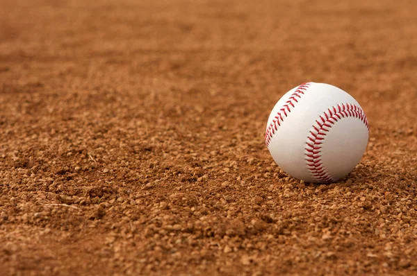 Бейсбол на поле — стоковое фото