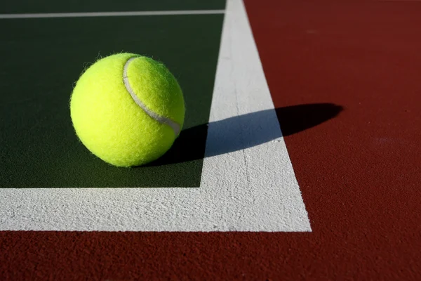 Jeden tenisový míček na kurtu — Stock fotografie
