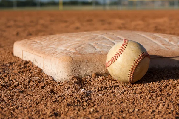 Бейсбол возле второй базы — стоковое фото