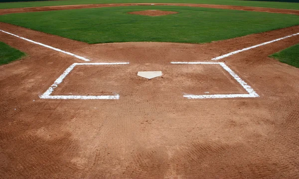 Бейсбольное поле на домашней площадке — стоковое фото