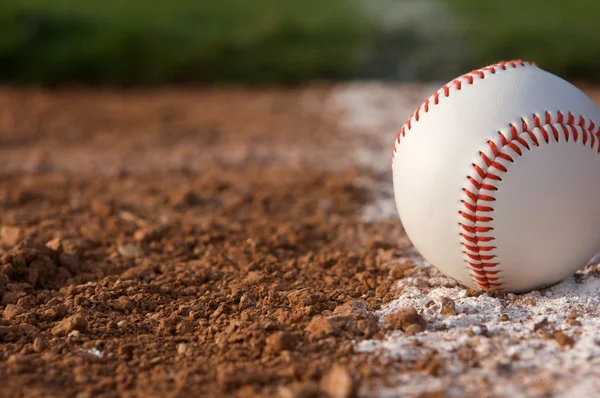 Baseball hautnah an der Kreidelinie — Stockfoto