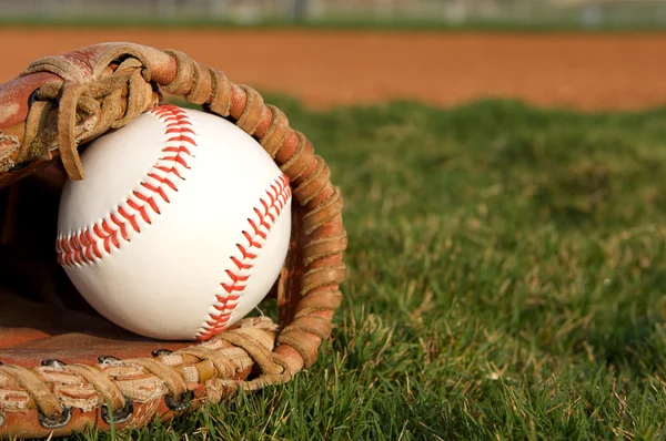 Бейсбол в рукавичці — стокове фото