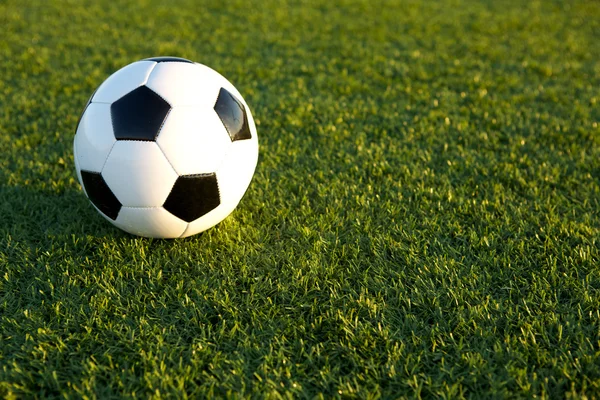 Pelota de fútbol en el campo —  Fotos de Stock