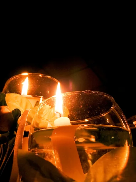 Świeca unosi się w kielich wina jako centralny ślub — Zdjęcie stockowe