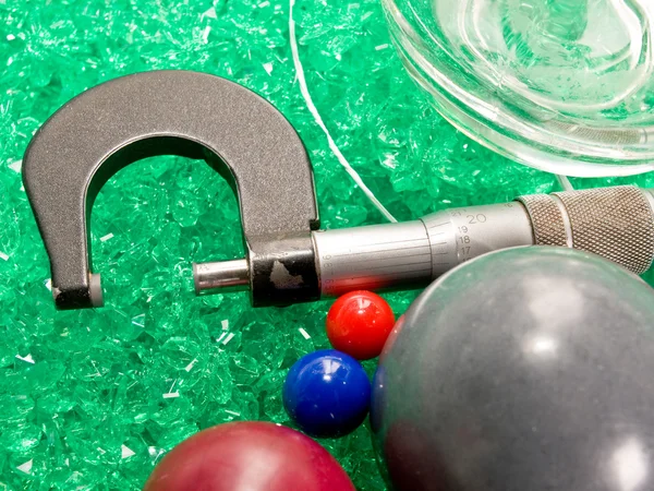 Mikrométer, gyöngyök és labdák — Stock Fotó