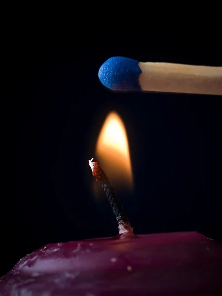 Zapalanie płomienia świecy — Zdjęcie stockowe
