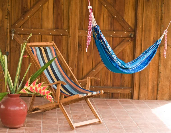 Tropische Hängematte und Stuhl — Stockfoto
