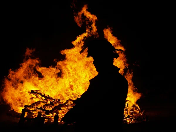 Ogień trawiący ciemną noc — Zdjęcie stockowe