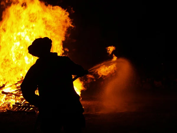 Fuego arde en la oscuridad de la noche — Foto de Stock