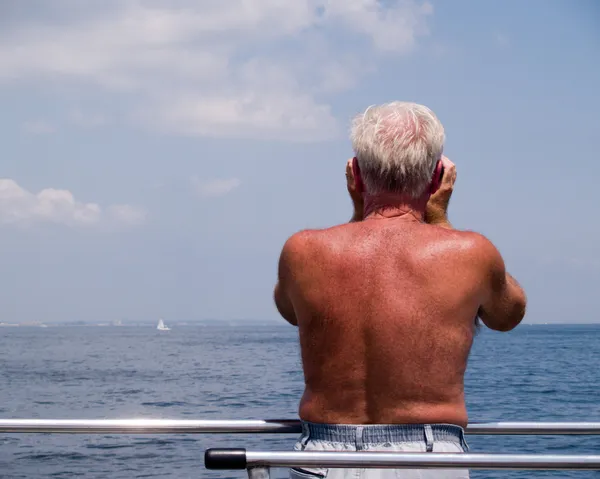 Idoso Masculino bronzeado nas costas — Fotografia de Stock