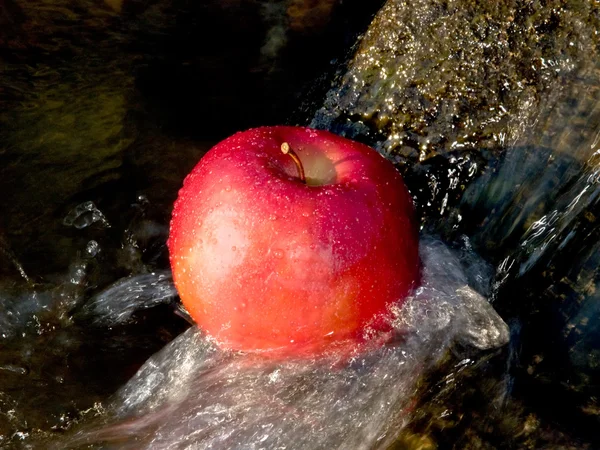 Manzana fresca en chorro de agua —  Fotos de Stock