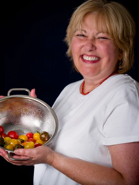 Heirloom tomater och mogen kvinna — Stockfoto