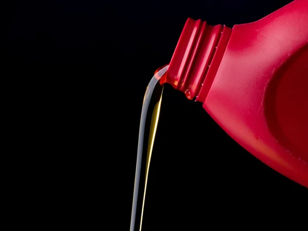 Olie gieten van container — Stockfoto