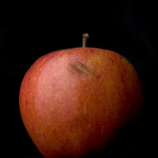 Gekneusd apple op zwart — Stockfoto