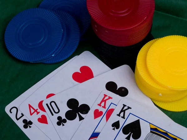 Kasino čipy a hrací karty — Stock fotografie