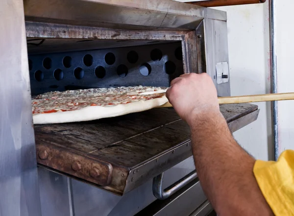 Pizza kök bakning pizza — Stockfoto