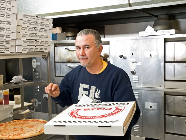 Uomo consegna pizza — Foto Stock