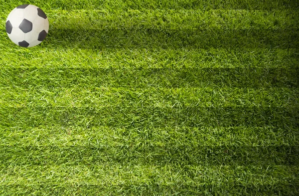 Football en plastique football sur fond de champ vert — Photo