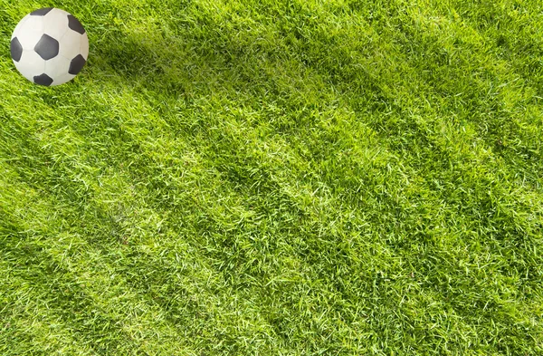 Plastelina piłka nożna Piłka nożna na tle zielonej łące — Zdjęcie stockowe