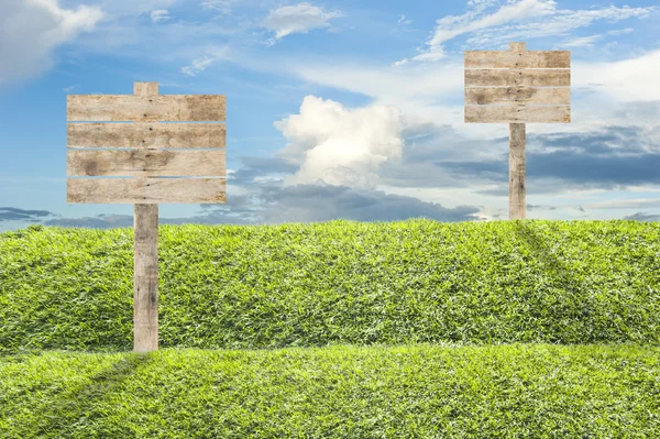 Cartellone in legno sullo sfondo erba — Foto Stock
