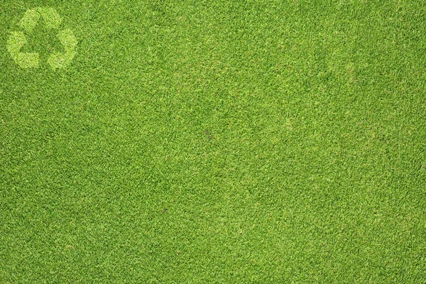 Reciclar sobre hierba verde, textura de fondo — Foto de Stock