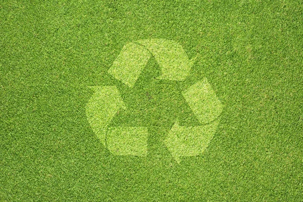 Recyklovat na zelené trávě, textury pozadí — Stock fotografie