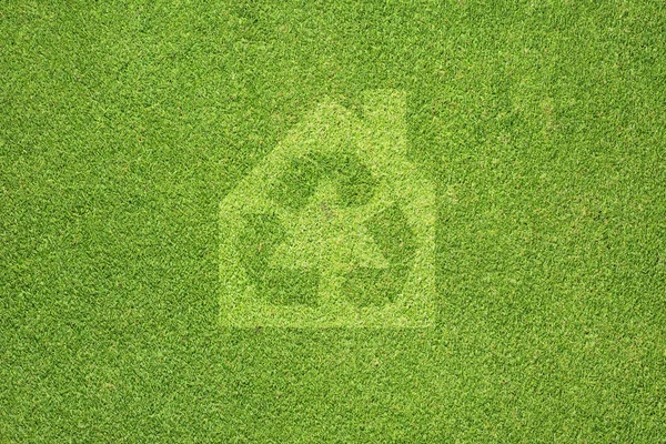 Reciclagem de casa no fundo de grama verde, Conceito — Fotografia de Stock