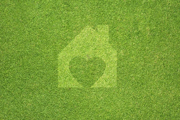 Ev yeşil çim dokusu ve arka plan üzerinde kalp — Stok fotoğraf