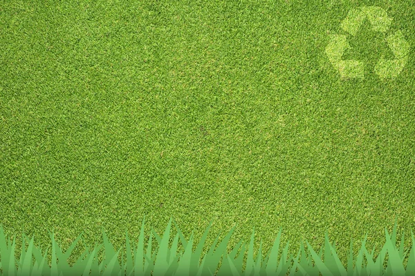 Reciclar sobre hierba verde, textura de fondo — Foto de Stock