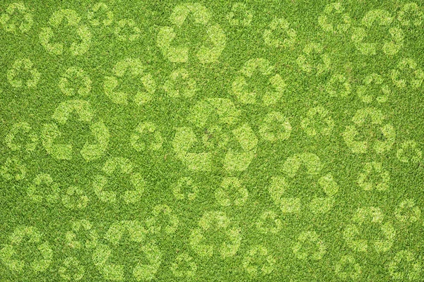 Återvinna på grönt gräs textur och bakgrund — Stockfoto