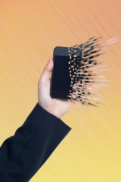 Smartphone mit Hand auf abstraktem Hintergrund — Stockfoto