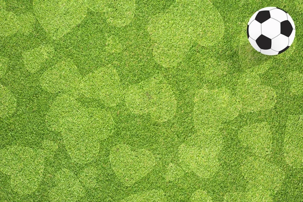 Football soccer op hart van gras achtergrond — Stockfoto