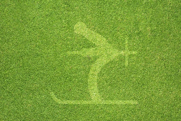 Спортивні лижі на зеленій траві текстури та фон — стокове фото